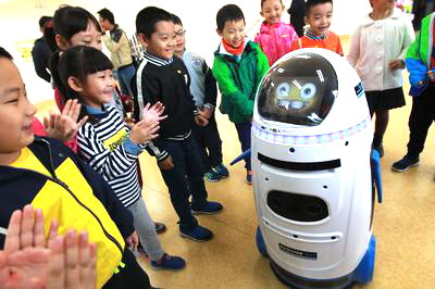 小学举办科技节学生对话机器人
